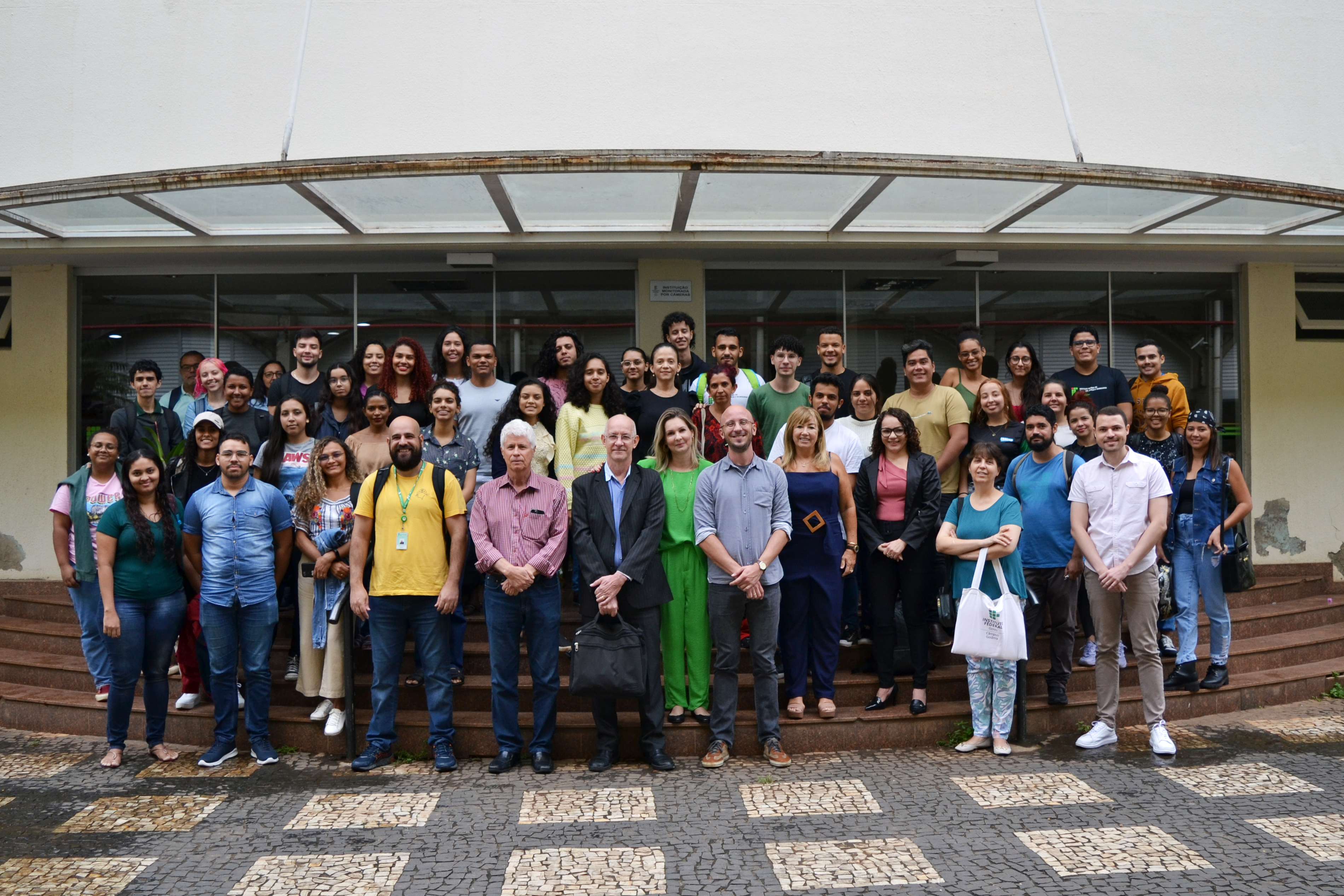 Servidores e estudantes posam para foto após palestra no Teatro do IFG